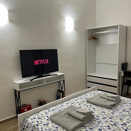 Al 106 Apartment Free Wi-Fi 5 Min Dalla Stazione プラート エクステリア 写真