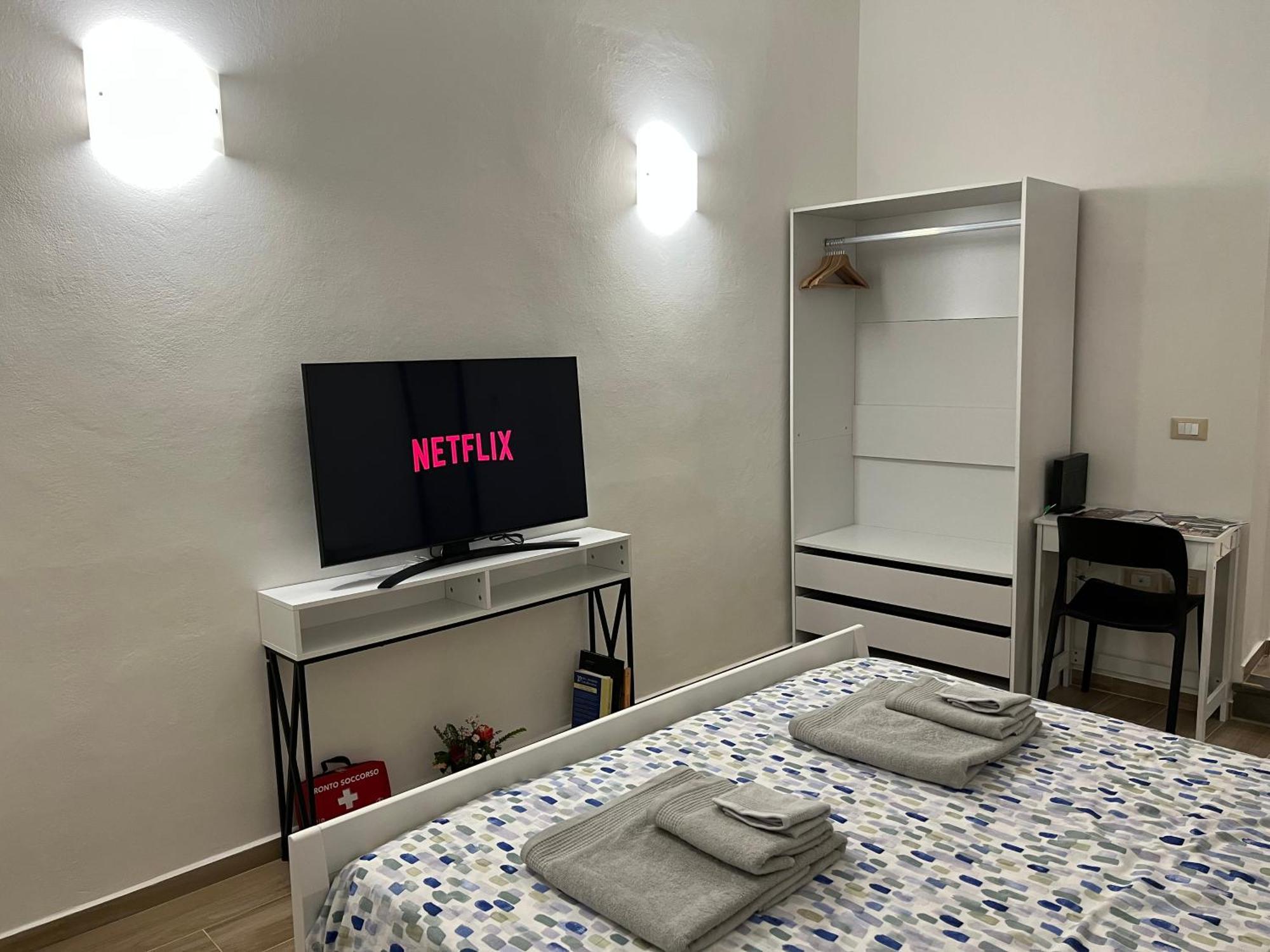 Al 106 Apartment Free Wi-Fi 5 Min Dalla Stazione プラート エクステリア 写真