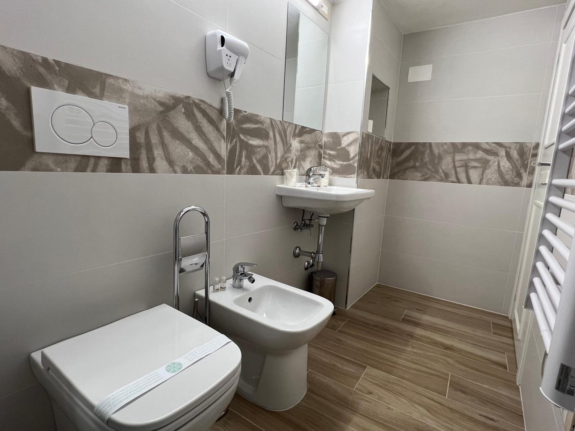 Al 106 Apartment Free Wi-Fi 5 Min Dalla Stazione プラート エクステリア 写真