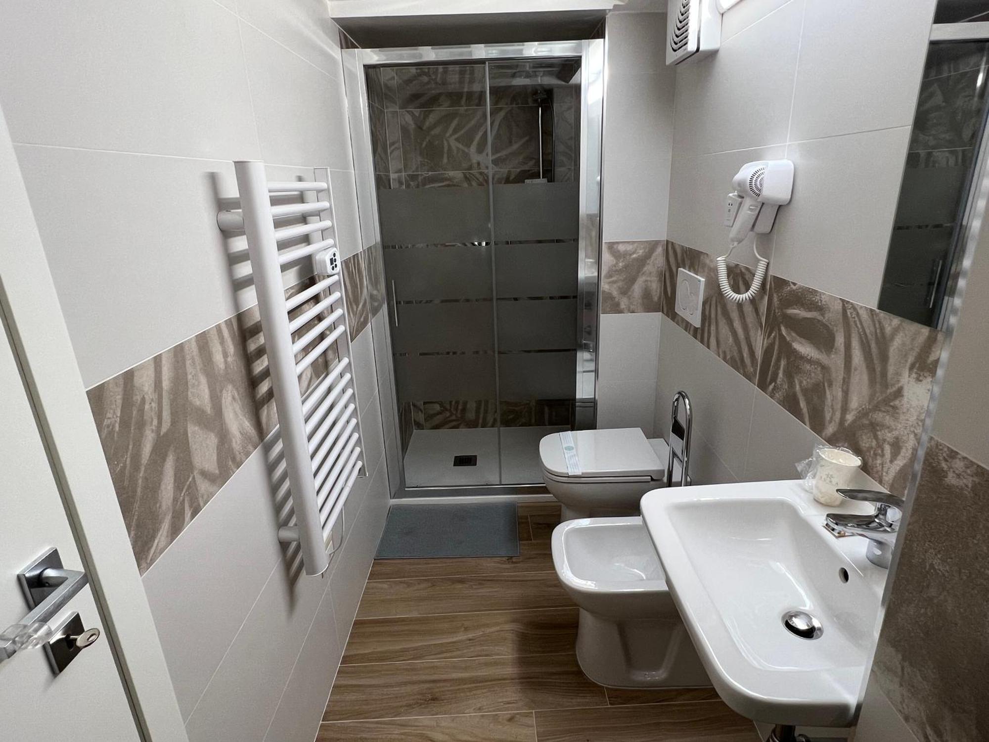 Al 106 Apartment Free Wi-Fi 5 Min Dalla Stazione プラート エクステリア 写真